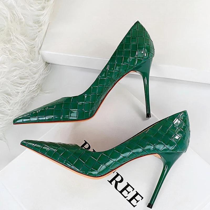 Effortlessly Elegant Heels with a Timeless Design