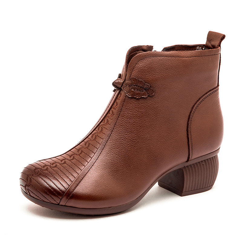Effortlessly Elegant Boots with a Timeless Design