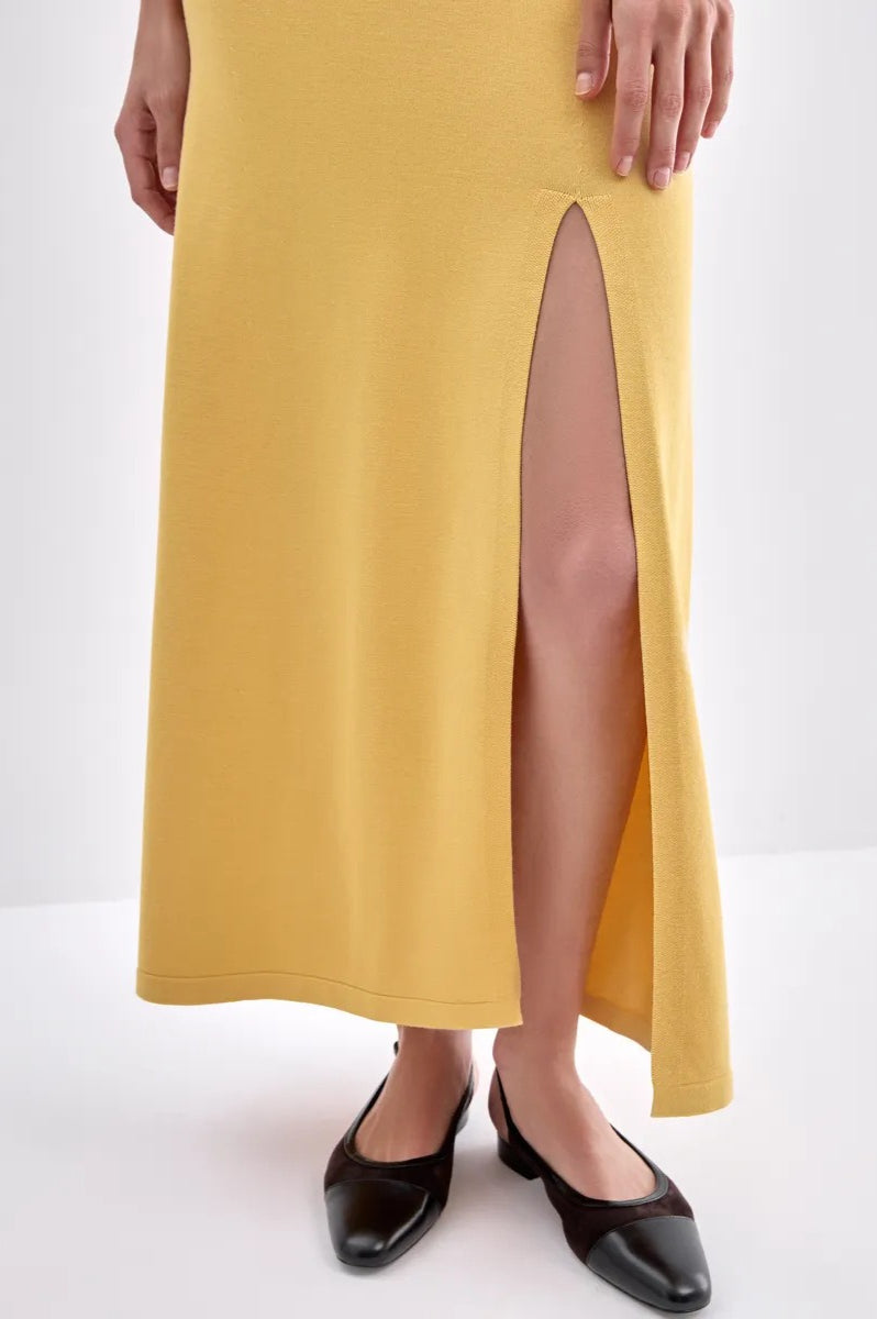 Effortlessly Elegant Sweater with a Timeless Design