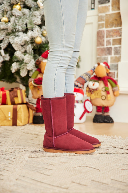 Effortlessly Elegant Boots with a Timeless Design