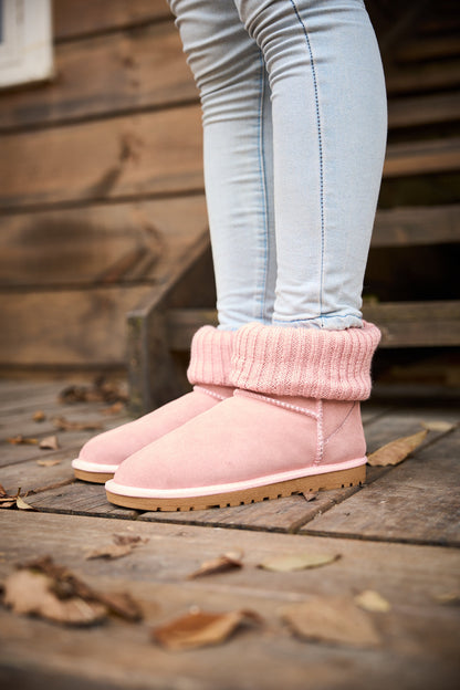 Effortlessly Elegant Boots with a Timeless Design