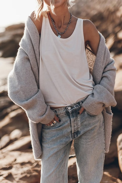 Well Tailored Cardigan with a Graceful Silhouette
