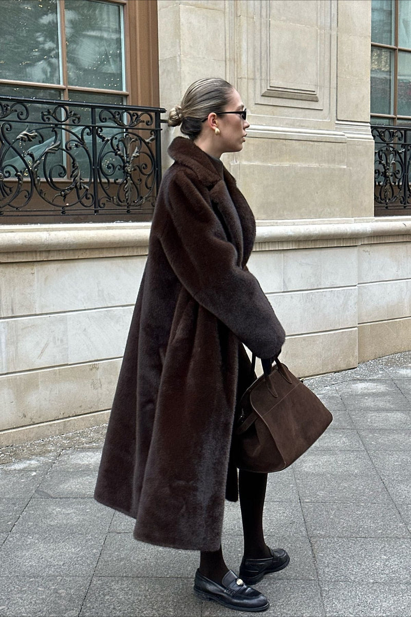Well Tailored Coat with a Graceful Silhouette