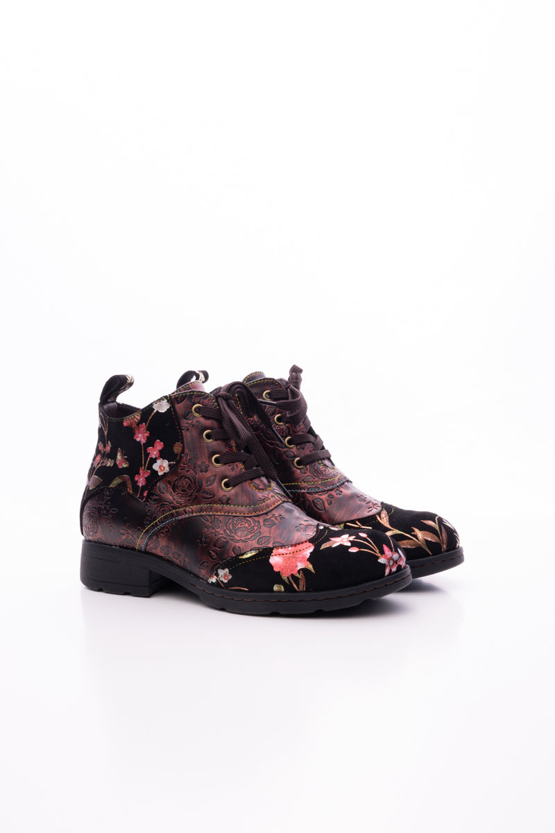 Beautifully Finished Boots in a Timeless Design