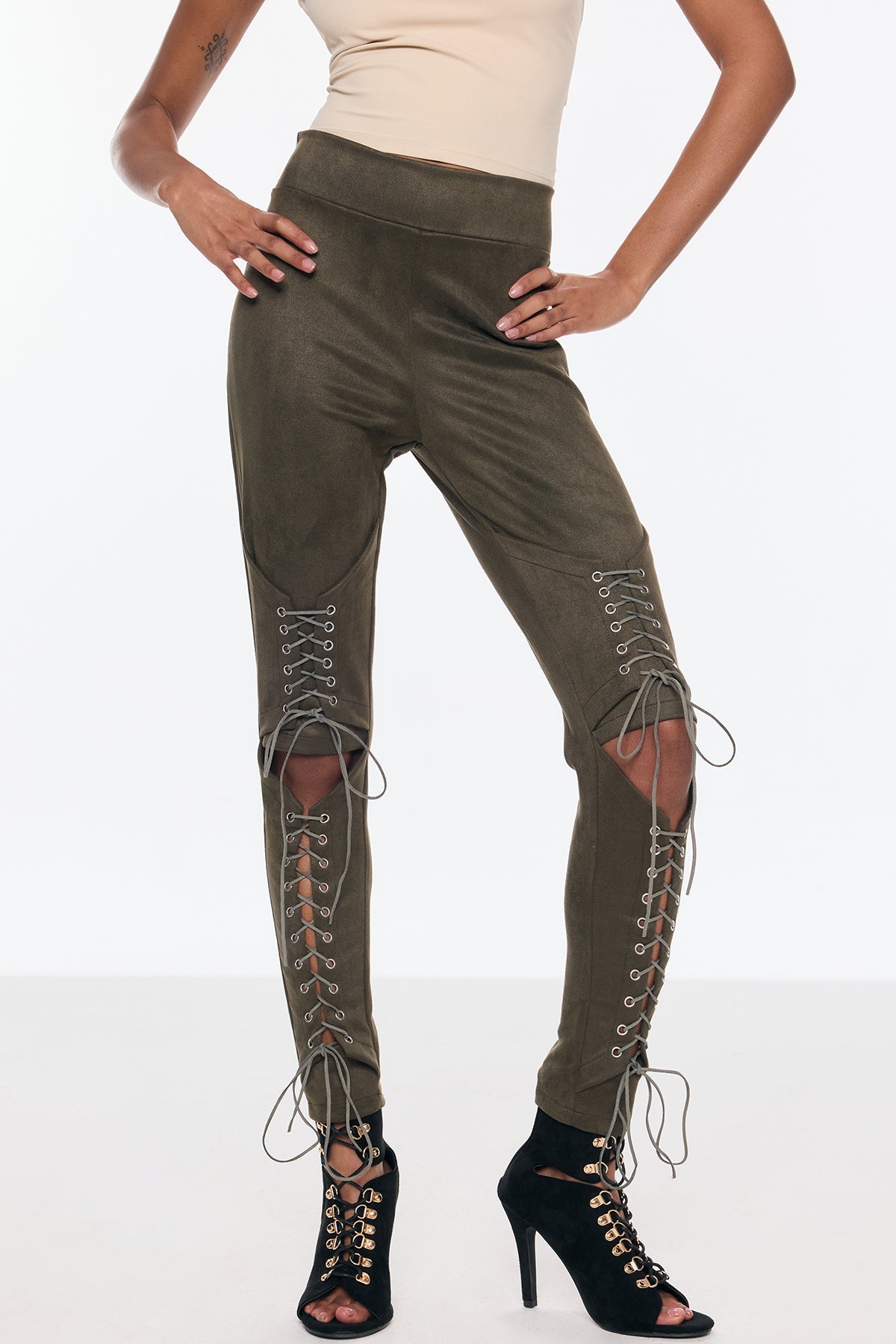 Effortlessly Elegant Pants with a Timeless Design