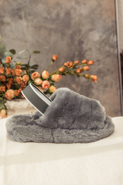 Effortlessly Elegant Sandals with a Timeless Design