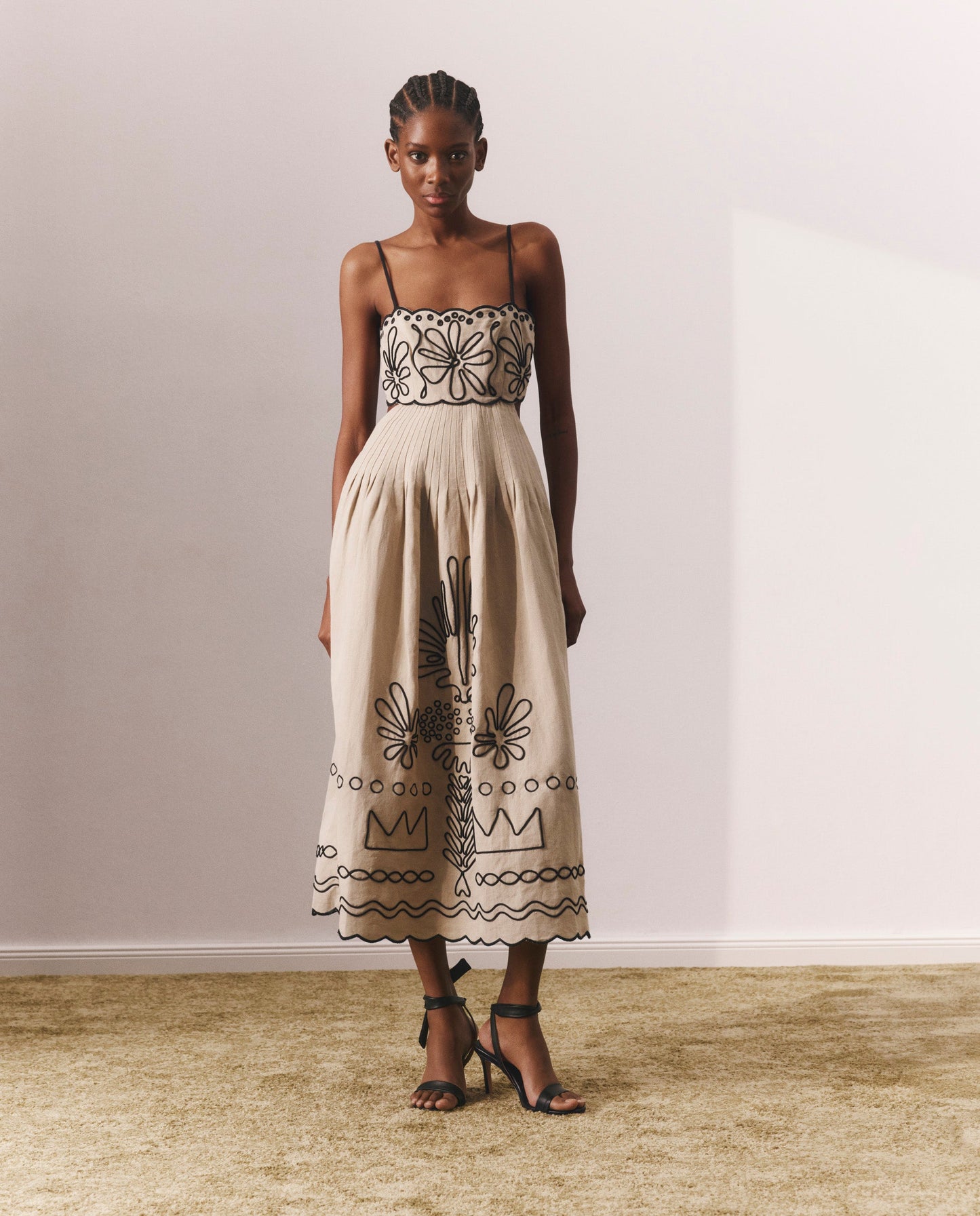 Beautifully Finished Dress in a Timeless Design