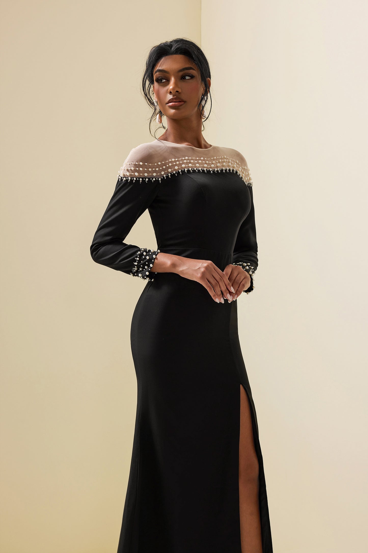 Beautifully Finished Dress in a Timeless Design