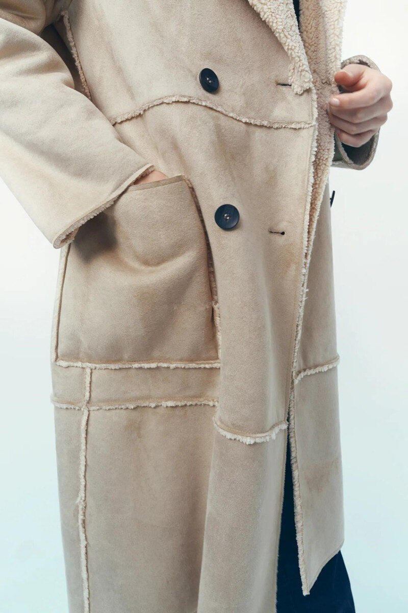 Well Tailored Coat with a Graceful Silhouette