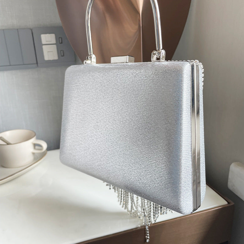 Well Tailored Bag with a Graceful Silhouette