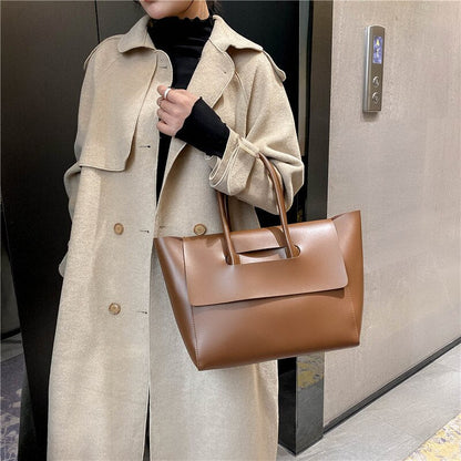 Well Tailored Bag with a Graceful Silhouette