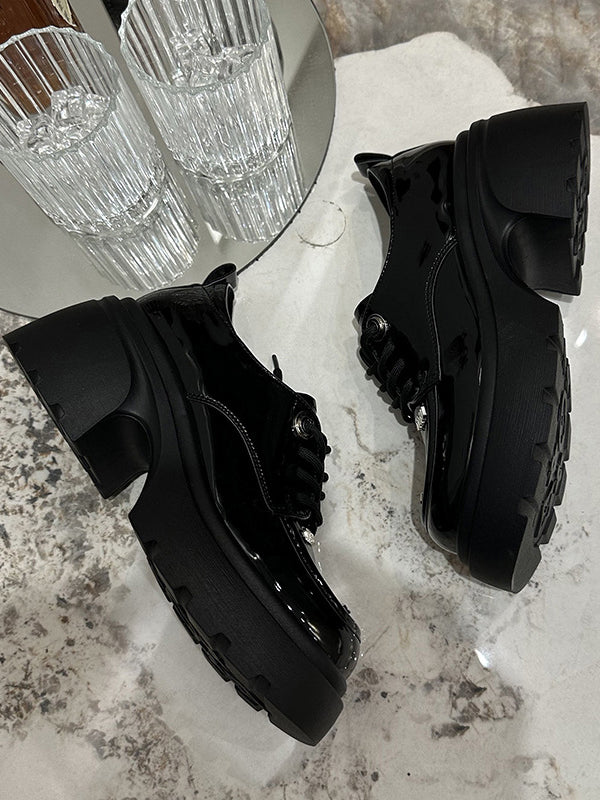 Effortlessly Elegant Shoes with a Timeless Design