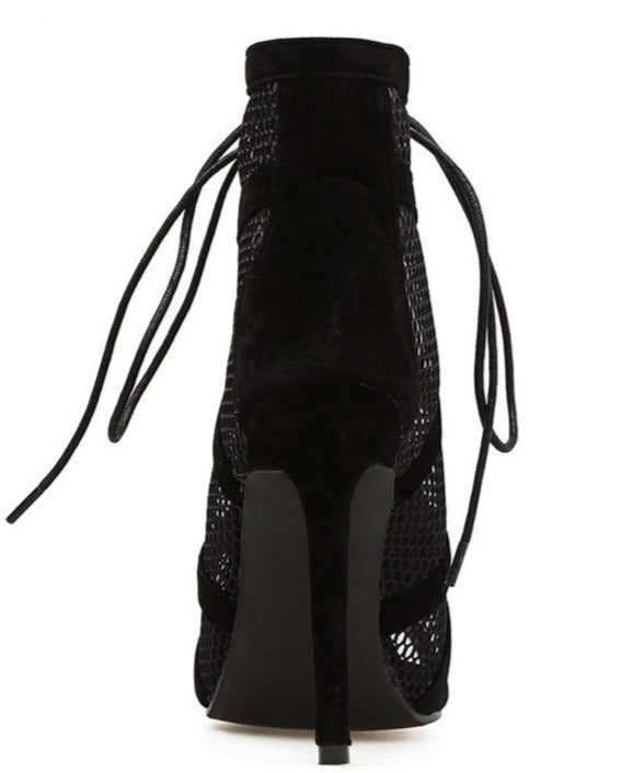 Effortlessly Elegant Heels with a Timeless Design