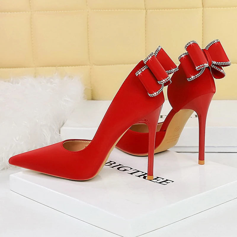 Effortlessly Elegant Heels with a Timeless Design
