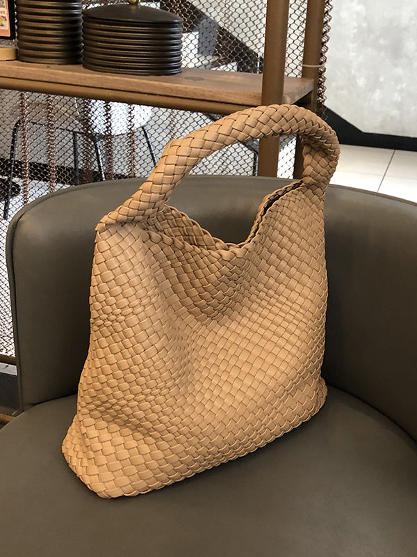 Well Tailored Bag with a Graceful Silhouette