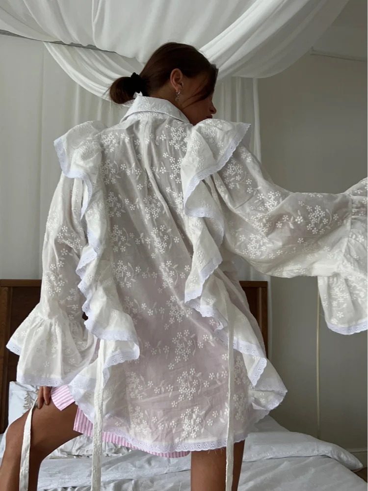 Effortlessly Elegant Blouse with a Timeless Design