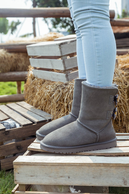 Effortlessly Elegant Boots with a Timeless Design