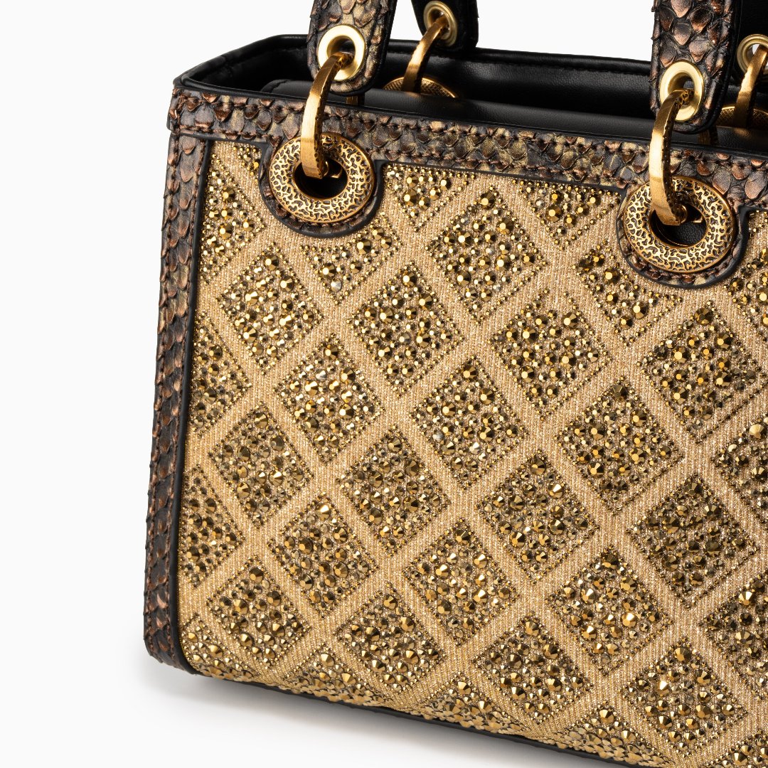 Gracefully Styled Bag for Any Occasion