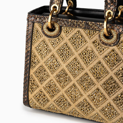 Gracefully Styled Bag for Any Occasion
