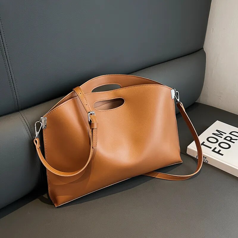 Gracefully Styled Bag for Any Occasion