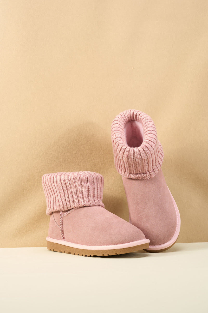 Effortlessly Elegant Boots with a Timeless Design