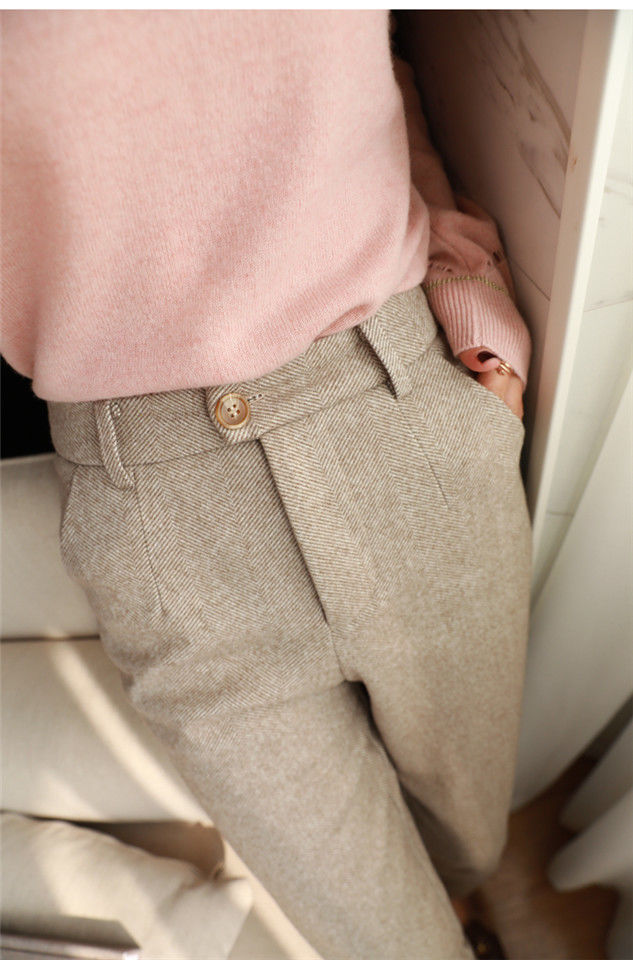 Effortlessly Elegant Pants with a Timeless Design