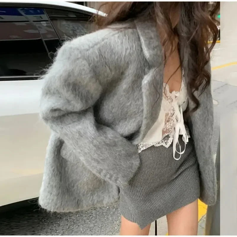 Well Tailored Coat with a Graceful Silhouette