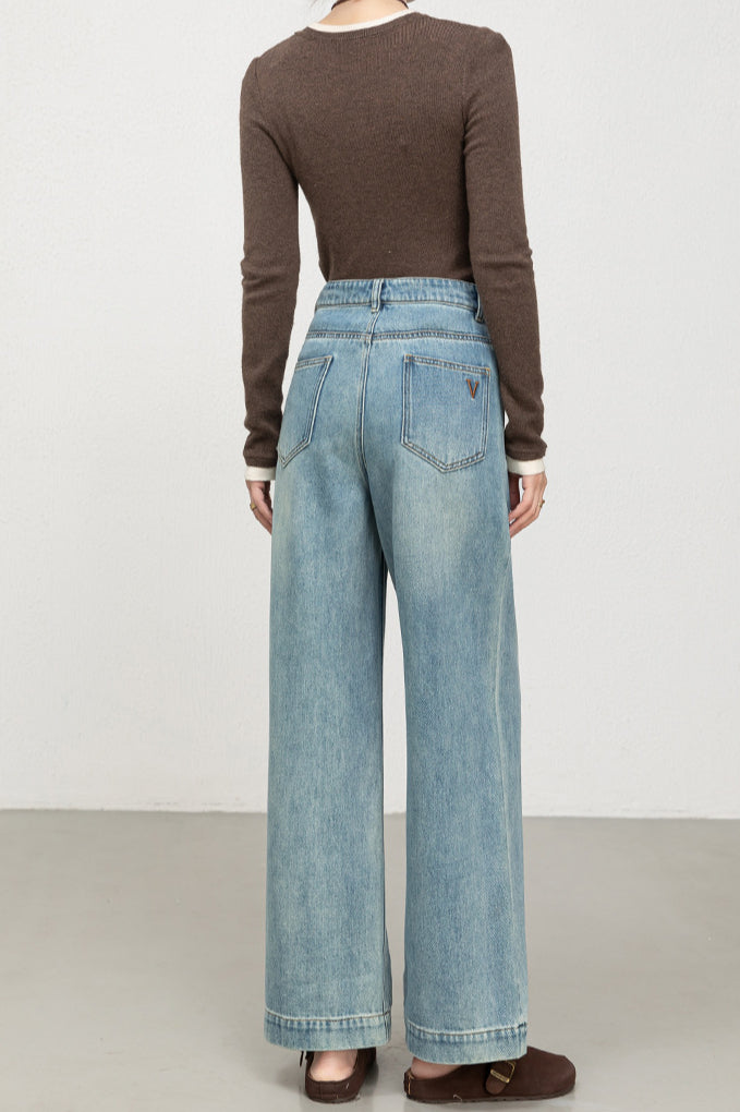 Effortlessly Elegant Garment with a Timeless Design
