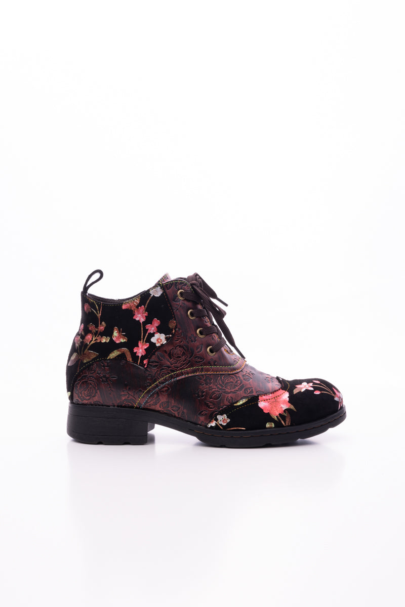 Beautifully Finished Boots in a Timeless Design