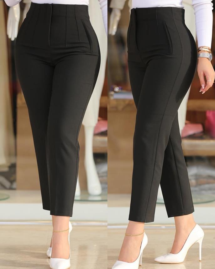 Effortlessly Elegant Trousers with a Timeless Design
