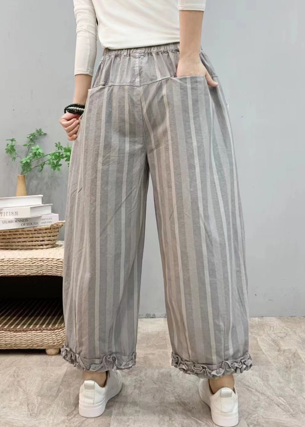 Effortlessly Elegant Pants with a Timeless Design