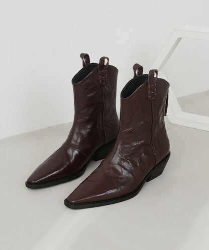Effortlessly Elegant Boots with a Timeless Design