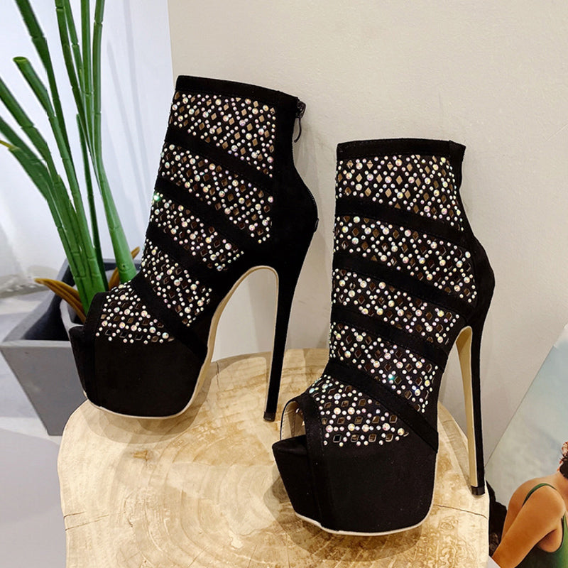 Effortlessly Elegant Boots with a Timeless Design