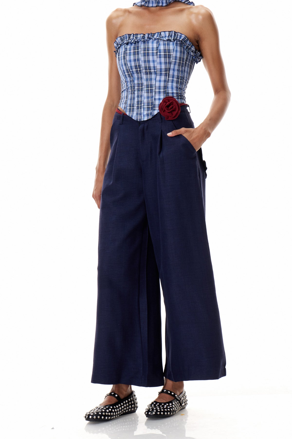 Effortlessly Elegant Pants with a Timeless Design
