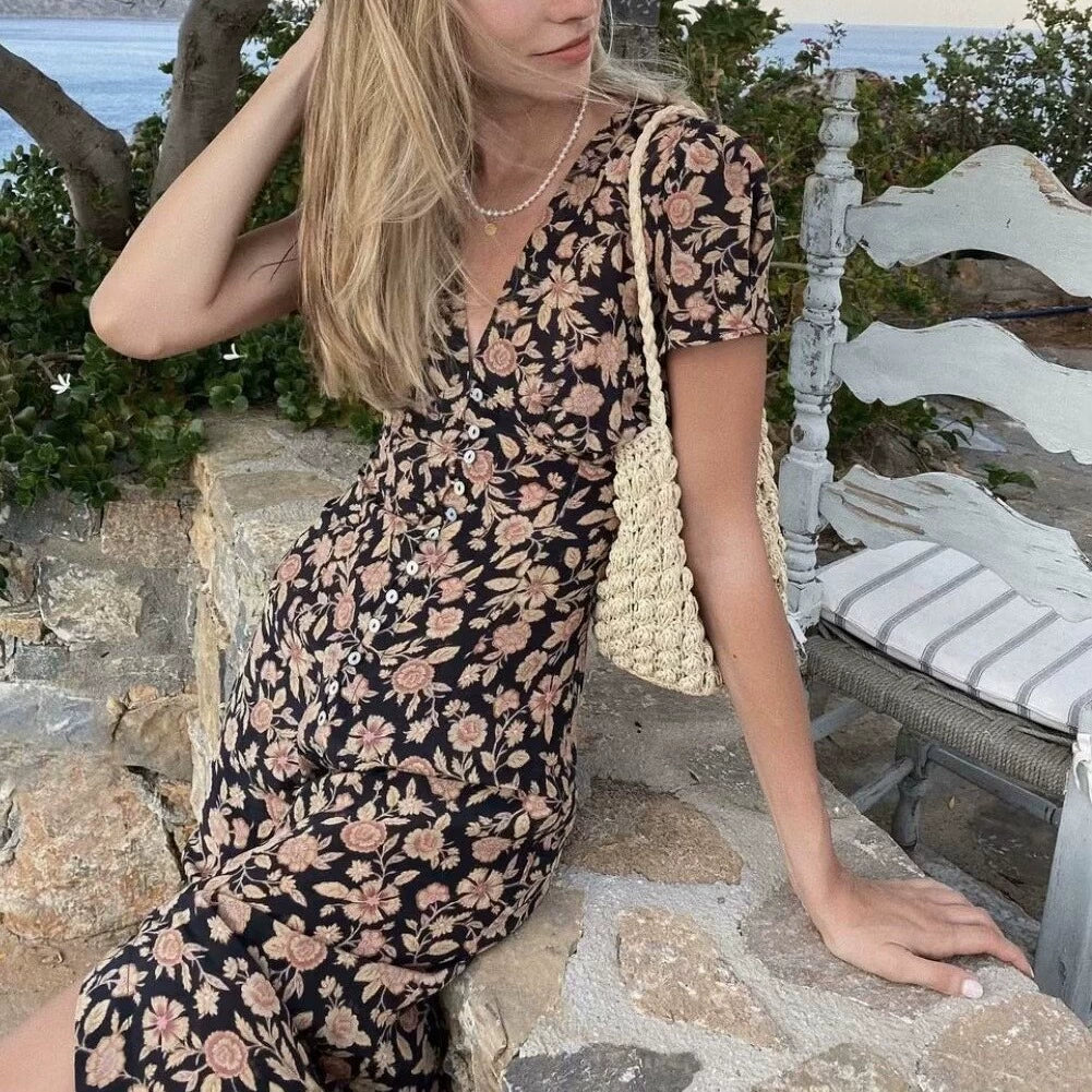 Effortlessly Elegant Dress with a Timeless Design