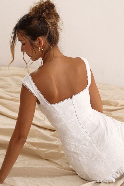 Well Tailored Dress with a Graceful Silhouette