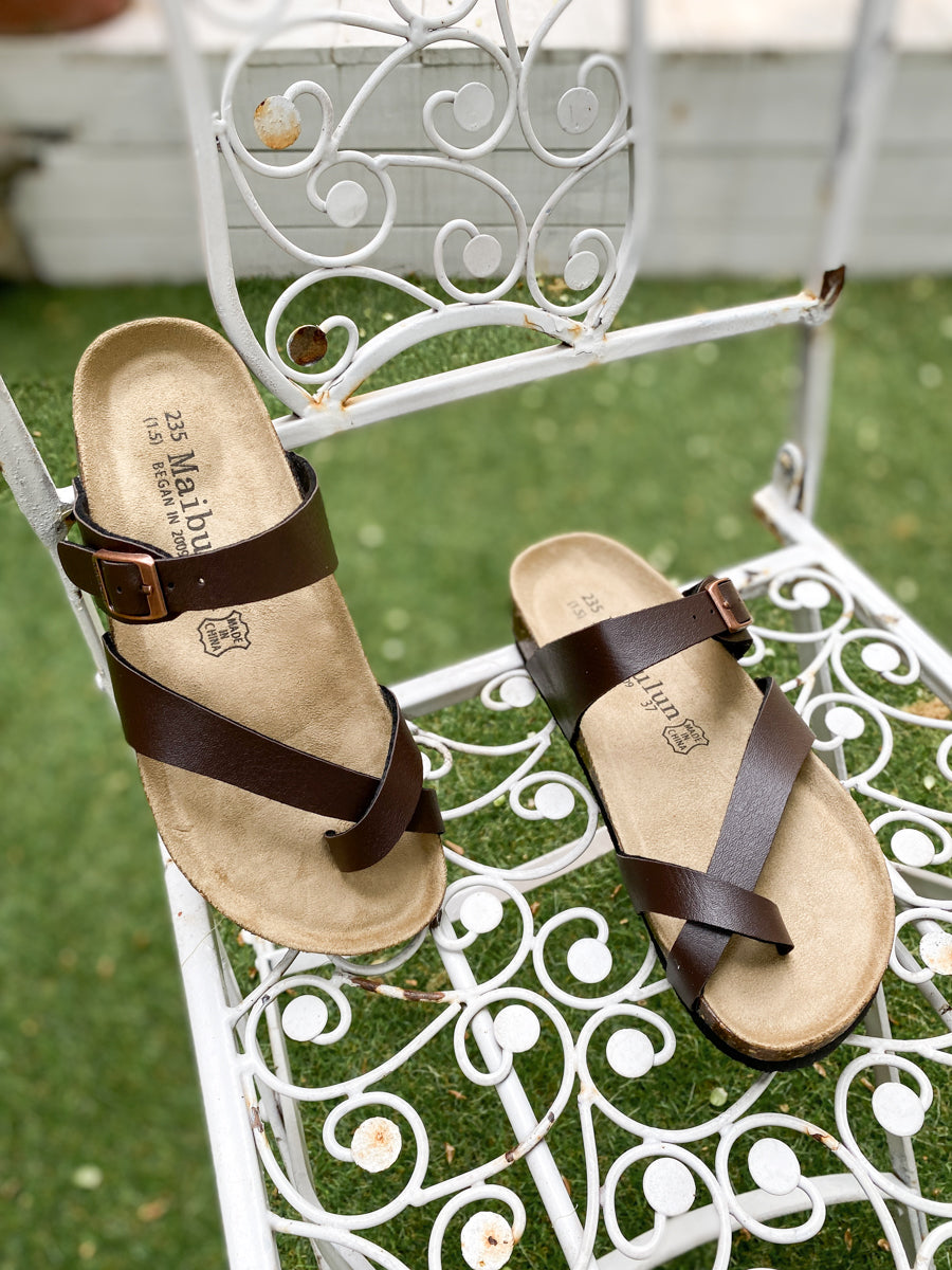 Effortlessly Elegant Sandals with a Timeless Design