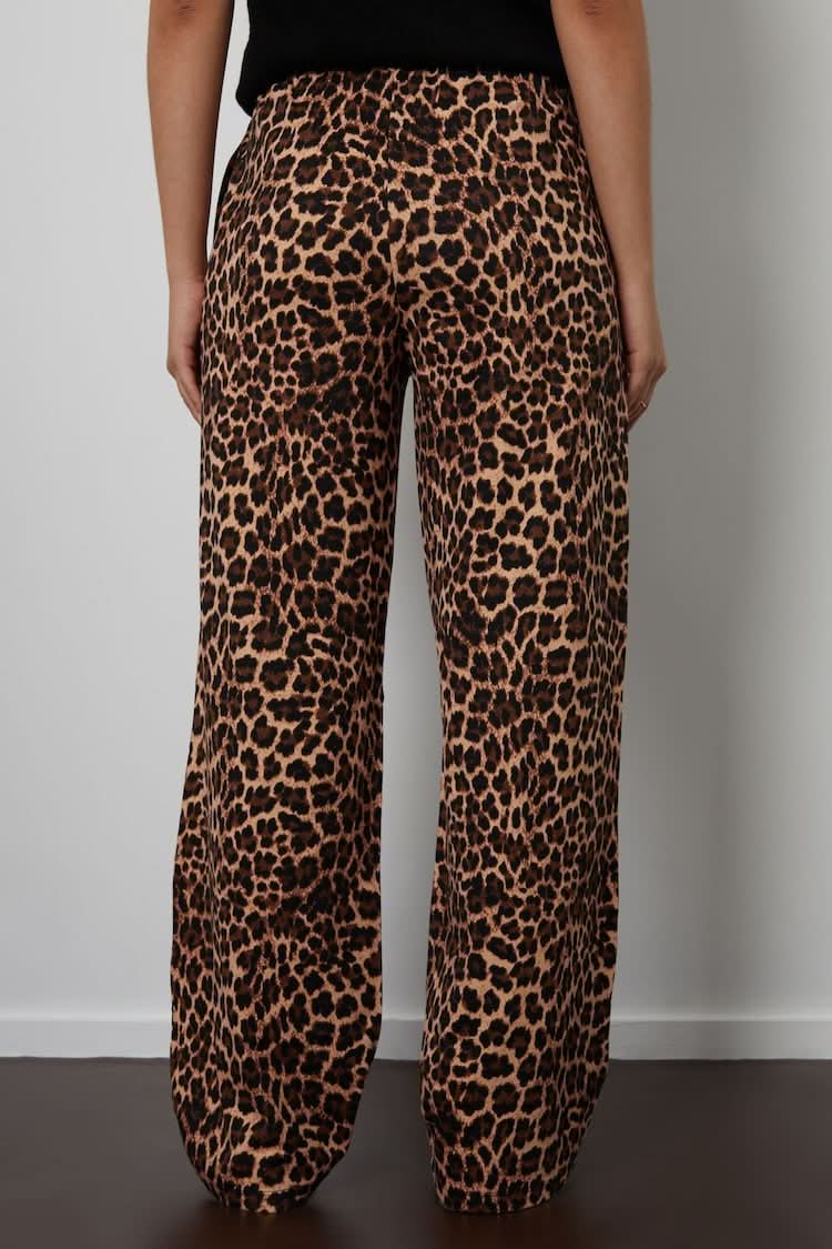 Well Tailored Pants with a Graceful Silhouette