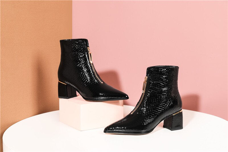 Effortlessly Elegant Boots with a Timeless Design