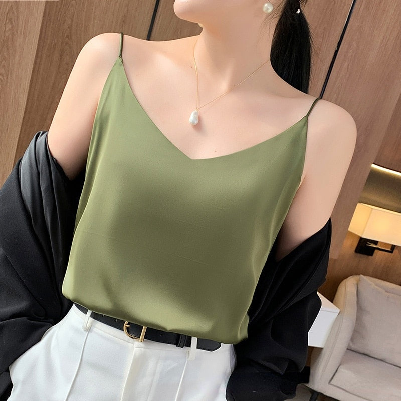 Well Tailored Top with a Graceful Silhouette