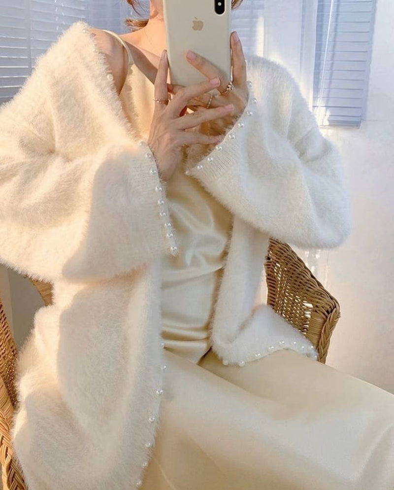 Well Tailored Cardigan with a Graceful Silhouette
