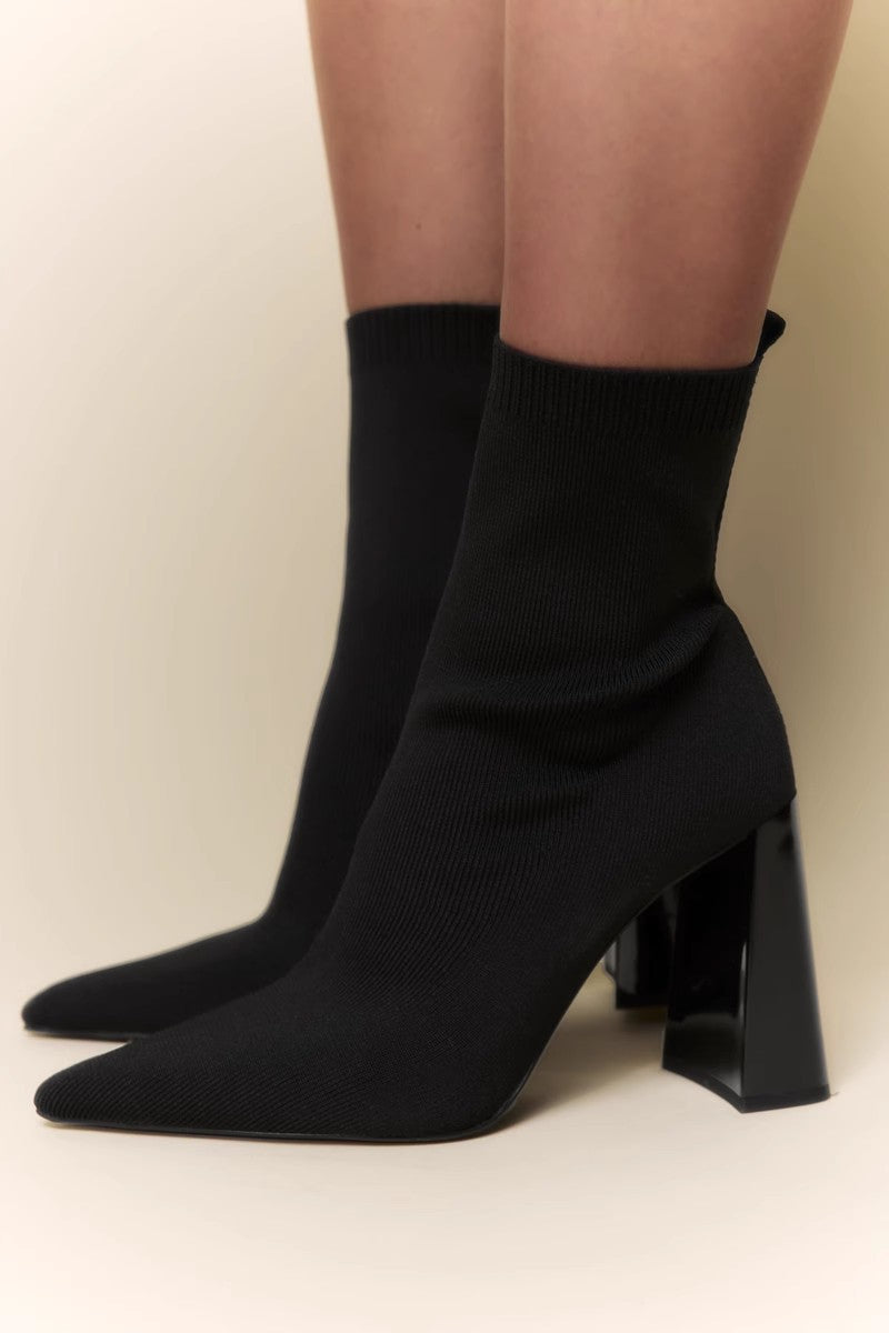 Effortlessly Elegant Boots with a Timeless Design