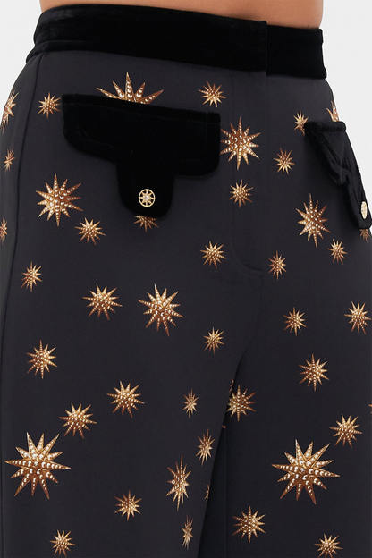 Effortlessly Elegant Pants with a Timeless Design