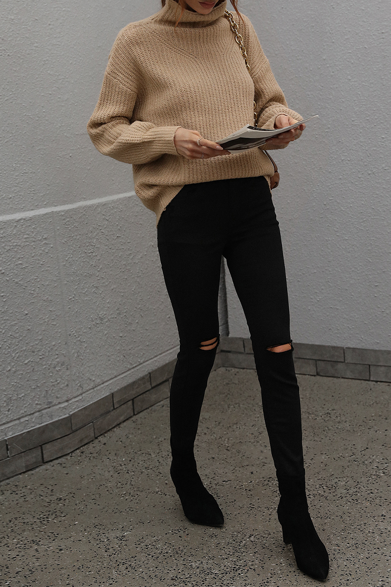 Well Tailored Sweater with a Graceful Silhouette