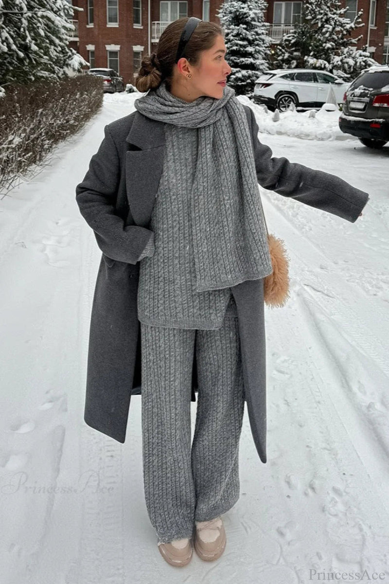 Effortlessly Elegant Sweater with a Timeless Design