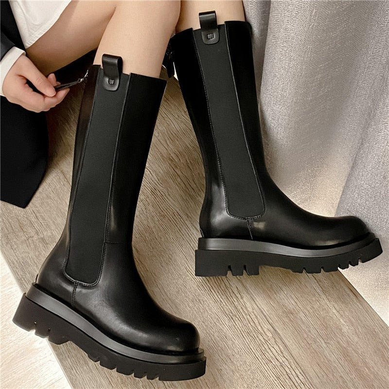 Well Tailored Boots with a Graceful Silhouette