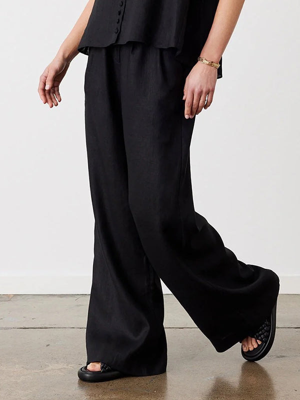Polished Trousers with an Effortless Classic Look