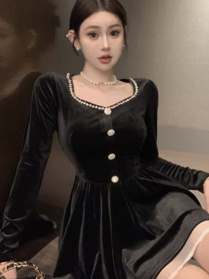 Beautifully Finished Dress in a Timeless Design