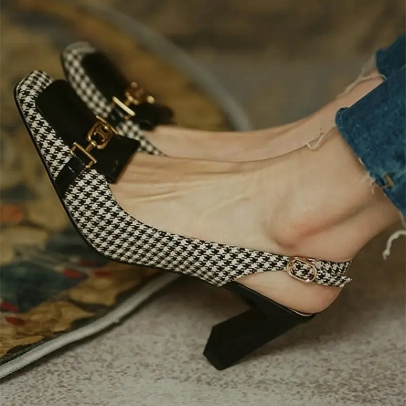 Effortlessly Elegant Sandals with a Timeless Design