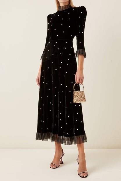 Effortlessly Elegant Dress with a Timeless Design